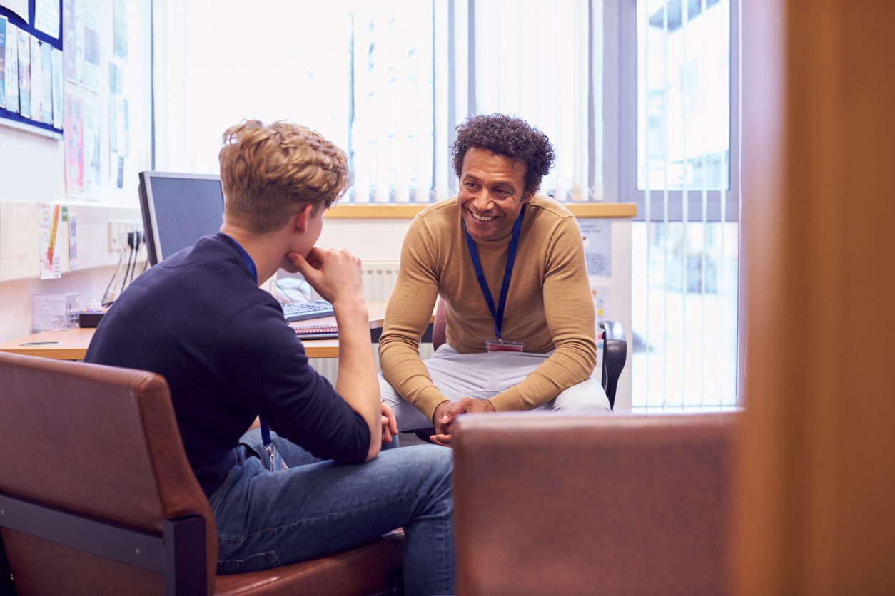 student talking to University advisor